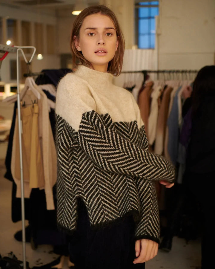 LUDA Luxurious Knit Turtleneck Sweater