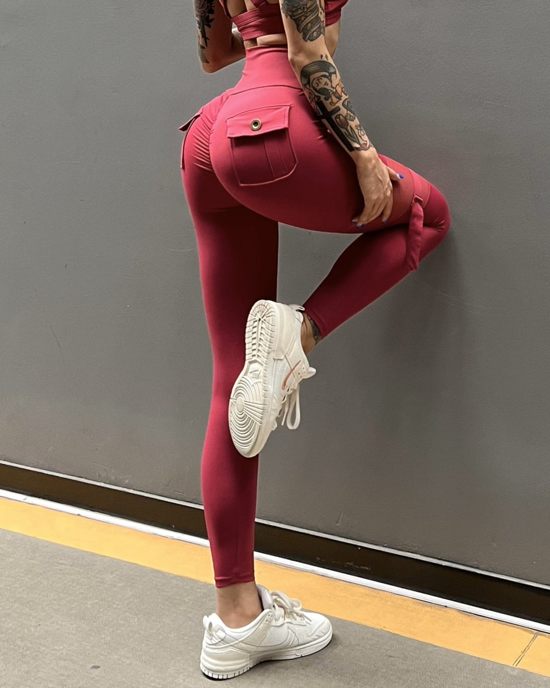 Distinctive Cut-Out Pocket Mesh Yoga Leggings with Scrunch Bum Design