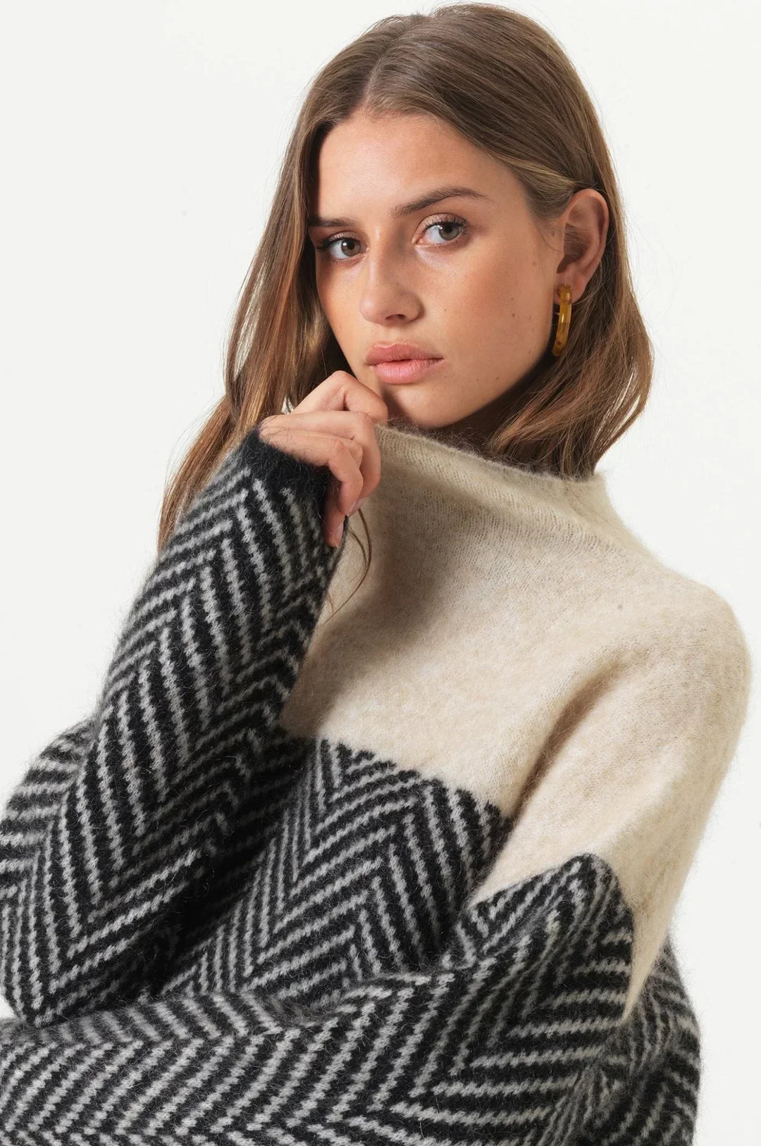 LUDA Luxurious Knit Turtleneck Sweater