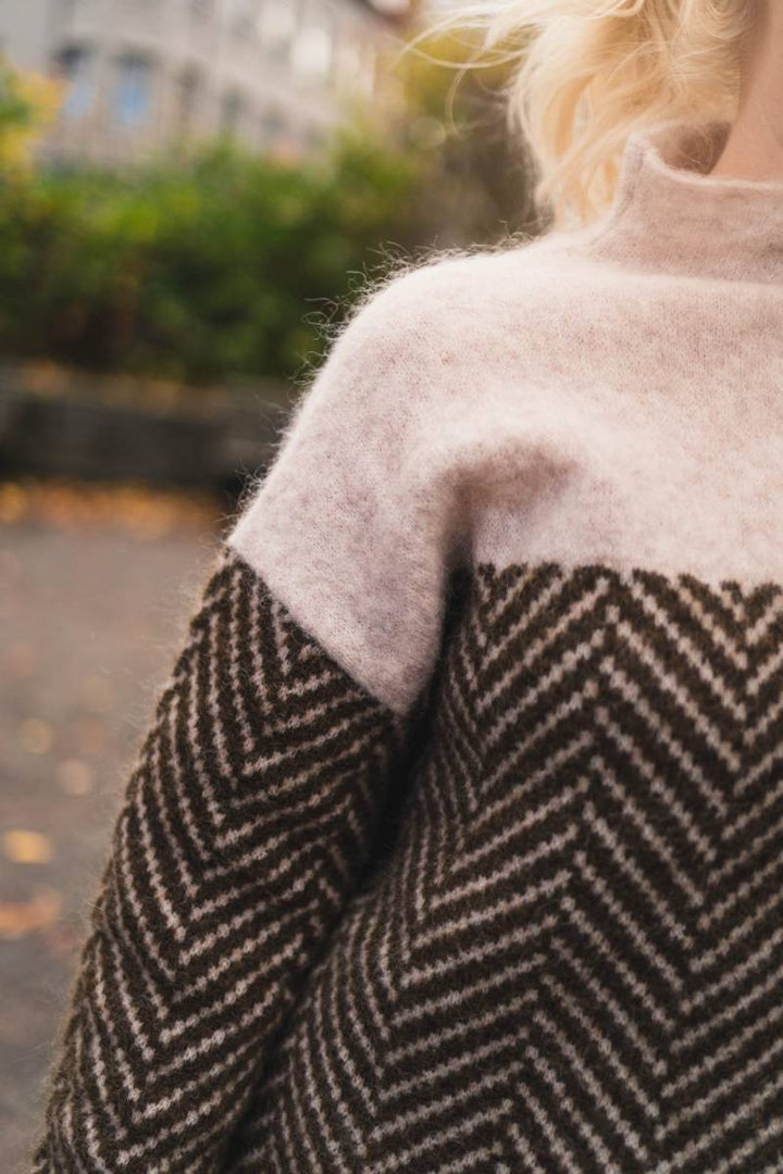 LUDA Luxurious Knit Turtleneck Sweater
